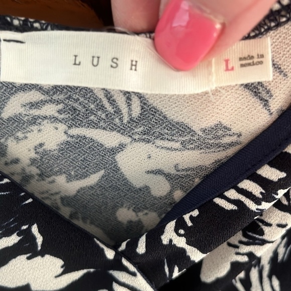 NWT Lush Women’s Black And Cream Wrap Dress Size Large - Picture 3 of 12